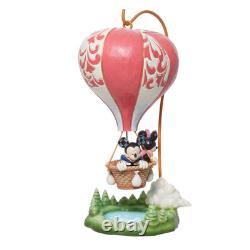 Traditions Disney par Jim Shore Mickey et Minnie Mouse dans un Air en Forme de Cœur